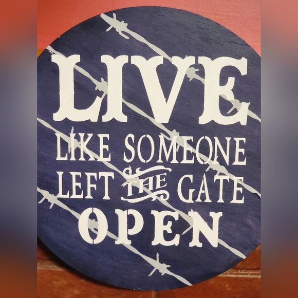 Handpainted Live Like Someone Left the gate open, hand-painted wooden wall decor - Picture 3 of 3